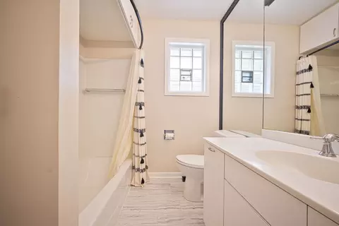 Bath - 540 S Enos Ave, Kankakee, IL 60901 photo 2 of 2