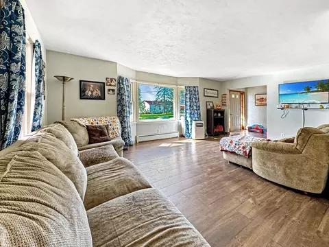 Living - 435 W 7th St, Pecatonica, IL 61063 photo 6 of 7