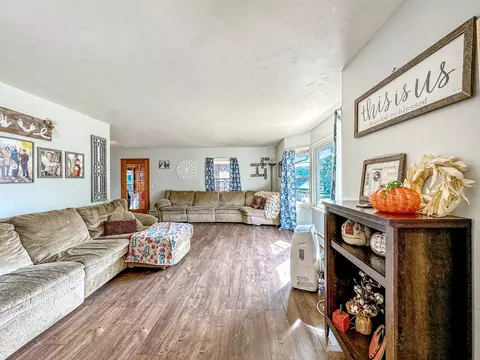 Living - 435 W 7th St, Pecatonica, IL 61063 photo 3 of 7