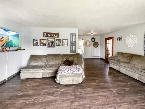 Living - 435 W 7th St, Pecatonica, IL 61063 photo 1 of 7