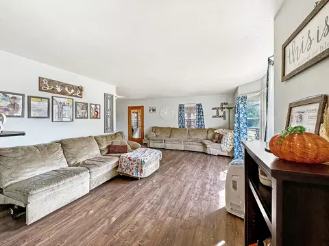 Living - 435 W 7th St, Pecatonica, IL 61063 photo 2 of 7