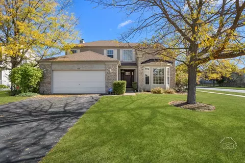 832 Honeysuckle Ln, Aurora, IL 60506