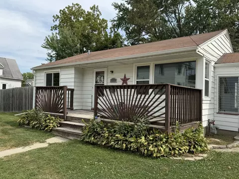 825 S Kenwood Ave, Freeport, IL 61032