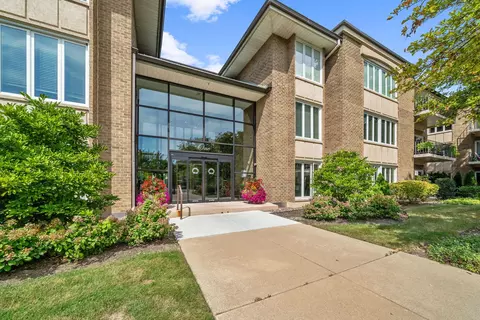 1 Oak Brook Club Dr #B303, Oak Brook, IL 60523