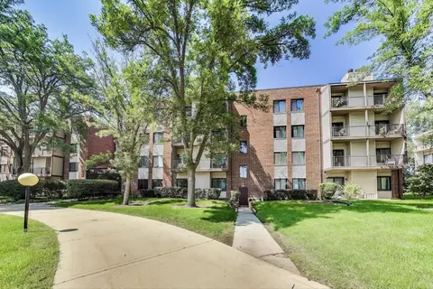 3050 Pheasant Creek Dr #301, Northbrook, IL 60062