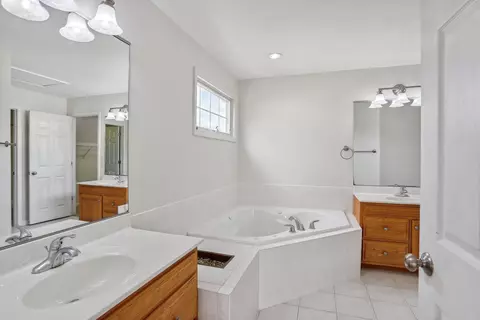 Bath - 905 Switchgrass Ln, Champaign, IL 61822 photo 2 of 5