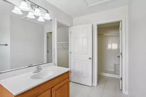 Bath - 905 Switchgrass Ln, Champaign, IL 61822 photo 3 of 5