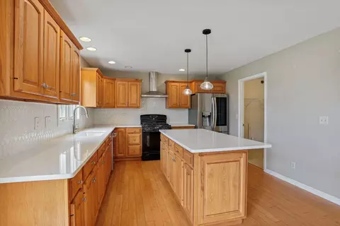 Kitchen - 905 Switchgrass Ln, Champaign, IL 61822 photo 2 of 4