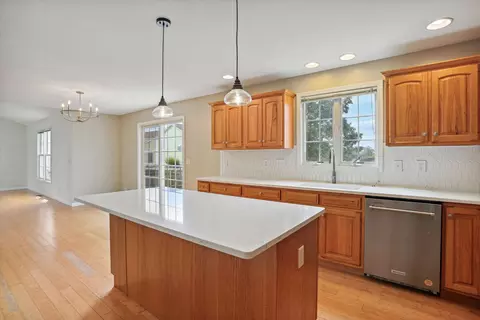 Kitchen - 905 Switchgrass Ln, Champaign, IL 61822 photo 3 of 4