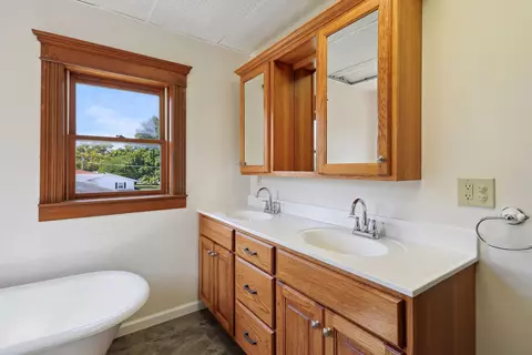 Bath - 312 E Springfield Rd, Arcola, IL 61910 photo 2 of 3