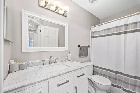 Bath - 1088 Delta Dr, Elgin, IL 60123 photo 5 of 5