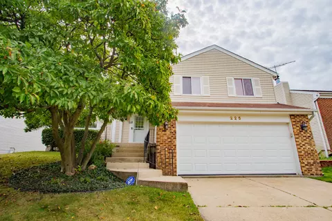 225 Augusta Dr, Vernon Hills, IL 60061