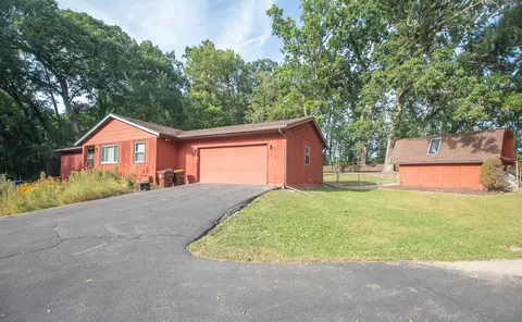 2593 Royal Oaks Dr, Freeport, IL 61032