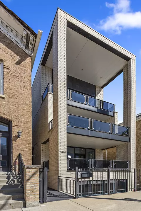 1124 W Fry St #1, Chicago, IL 60642