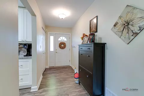 668 Claridge Cir, Hoffman Estates, IL 60169 photo 2