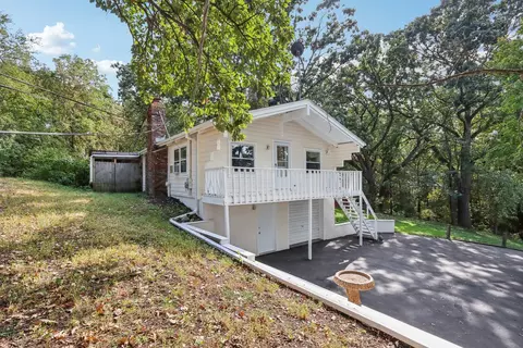 85 Lake Shore Dr, Carpentersville, IL 60110