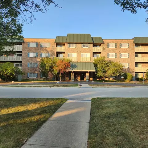 675 Grove Dr #113, Elk Grove Village, IL 60007