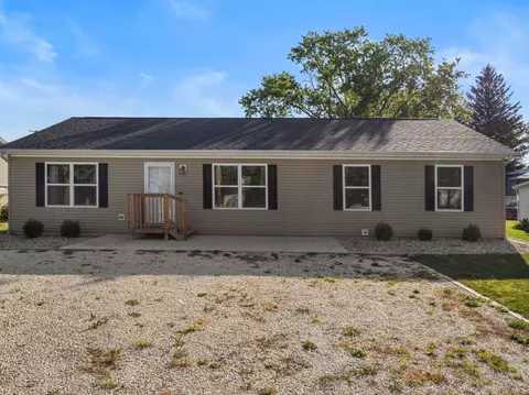 506 S Northwest St, Fisher, IL 61843