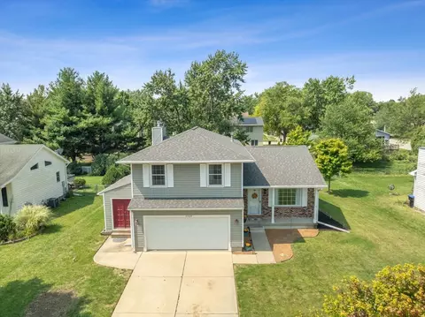 1228 Bancroft Dr, Bloomington, IL 61704