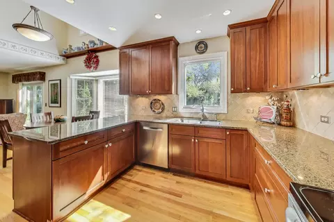 4763 Middle Rd, Gurnee, IL 60031 photo 9