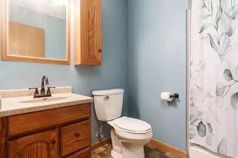 Bath - 409 Fox Dr, South Beloit, IL 61080 photo 1 of 2