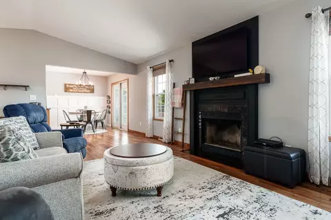 Living - 409 Fox Dr, South Beloit, IL 61080 photo 3 of 5