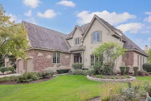 73 Forest Gate Cir, Oak Brook, IL 60523