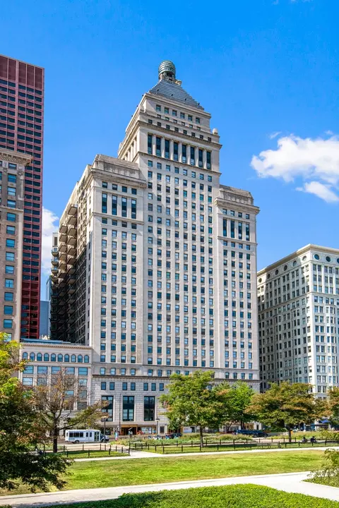 310 S Michigan Ave #2502, Chicago, IL 60604