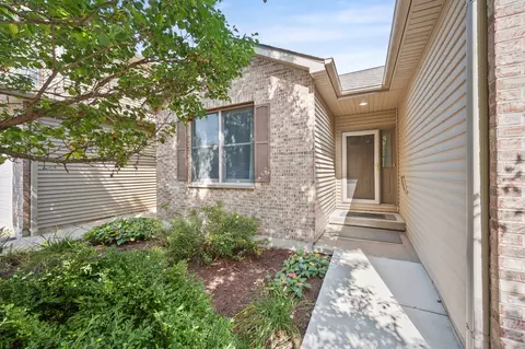 1446 Ridge Dr, Sycamore, IL 60178