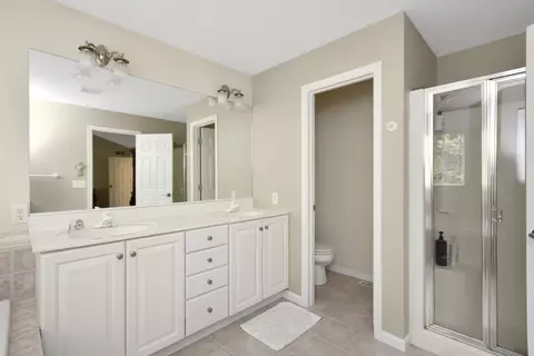 Bath - 2708 Stevenson Dr, Bloomington, IL 61704 photo 2 of 5