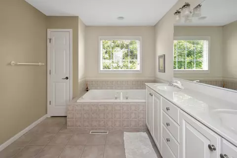 Bath - 2708 Stevenson Dr, Bloomington, IL 61704 photo 4 of 5