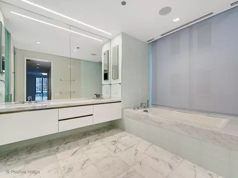 Bath - 4 Elm St #6S, Chicago, IL 60611 photo 2 of 6