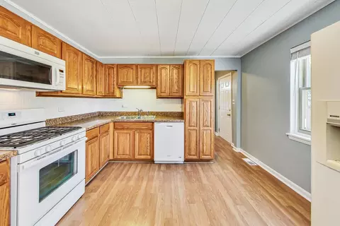 Kitchen - 64 Schoenbeck Rd, Wheeling, IL 60090 photo 2 of 2
