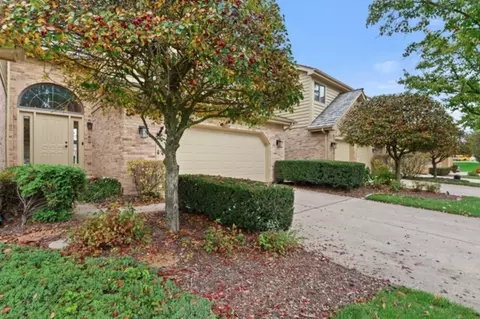 8507 Hemlock Ln, Darien, IL 60561