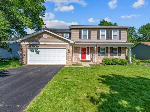 930 Applewood Ln, Algonquin, IL 60102