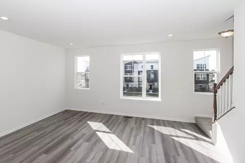 1123 Dock St, Des Plaines, IL 60018 photo 4