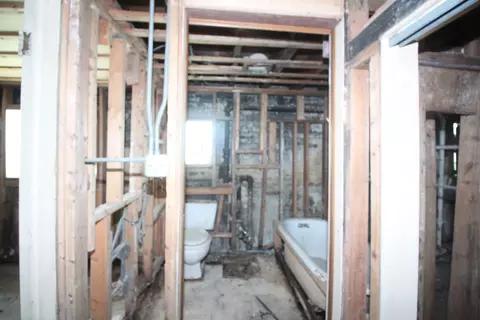 Bath - 1824 Simpson St, Evanston, IL 60201 photo 1 of 1