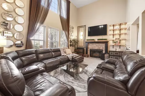 Living - 1175 Devon Dr, Antioch, IL 60002 photo 3 of 4