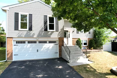 585 Kingston Ct, Roselle, IL 60172