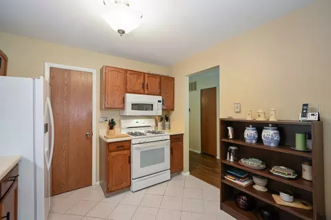 1585 Stonehill Ct #D, Wheaton, IL 60189 photo 9