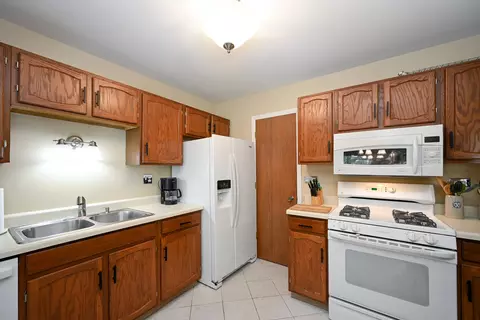 1585 Stonehill Ct #D, Wheaton, IL 60189 photo 8