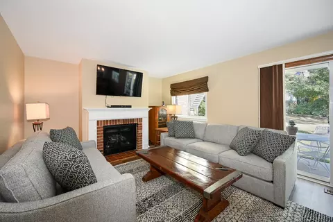 1585 Stonehill Ct #D, Wheaton, IL 60189 photo 4