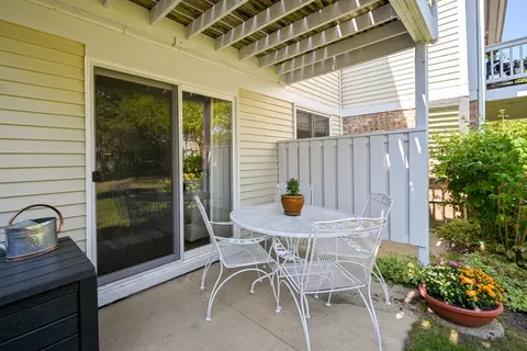 1585 Stonehill Ct #D, Wheaton, IL 60189 photo 17