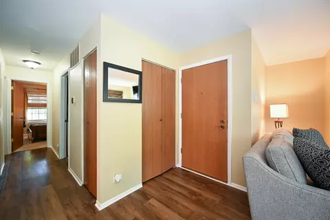 1585 Stonehill Ct #D, Wheaton, IL 60189 photo 3