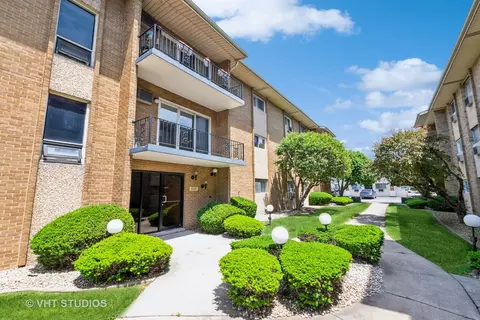 10109 S Cicero Ave #202, Oak Lawn, IL 60453