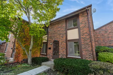 1 S202 Stratford Ln, Villa Park, IL 60181