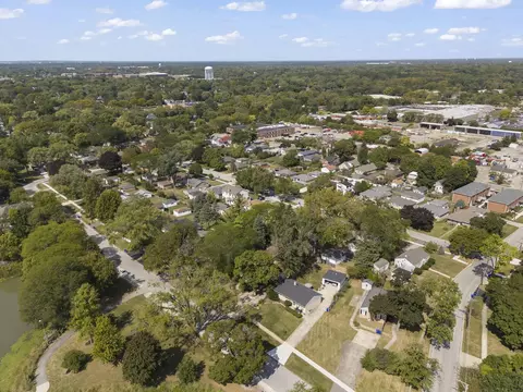 View/Area - 711 Lakeside Dr, Wheaton, IL 60187 photo 3 of 10