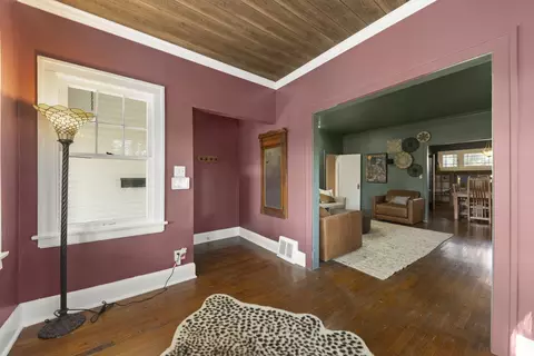 Entry Way - 711 Lakeside Dr, Wheaton, IL 60187 photo 2 of 5