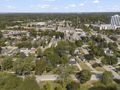 View/Area - 711 Lakeside Dr, Wheaton, IL 60187 photo 2 of 10