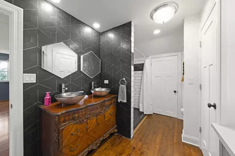 Bath - 711 Lakeside Dr, Wheaton, IL 60187 photo 2 of 3